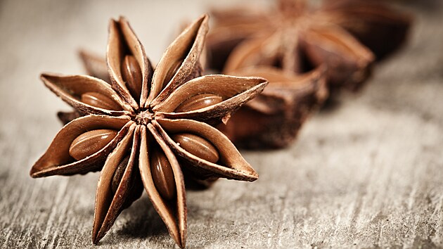 Badyán v kuchyni dobře ladí se skořicí, obsahují stejnou silici. Pro jeho nádherný hvězdicovitý tvar je používaný i na dekorace.