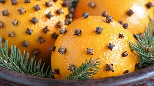 Vůně hřebíčku krásně ladí s citrusy. Takže pokud si dopřejete podobnou voňavou dekoraci jako je na snímku, silice obojího vám nádherně provoní domov.