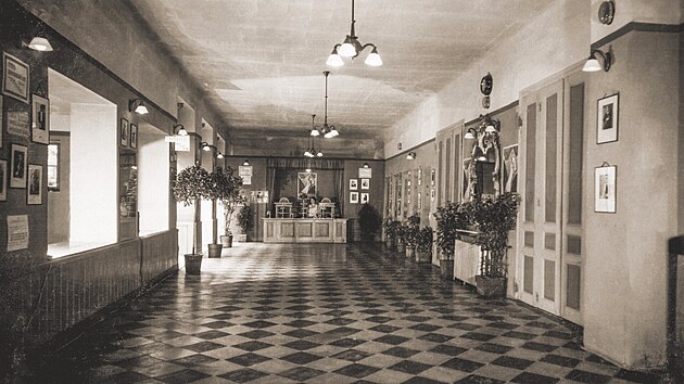 Foyer divadla na Veveří na historickém snímku