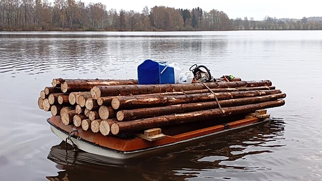 Když se budoucí mostek pro běžkaře nachází v bažině, musí jeho stavitel improvizovat. Josef Holemář přepravil těžký materiál na místo lodí.