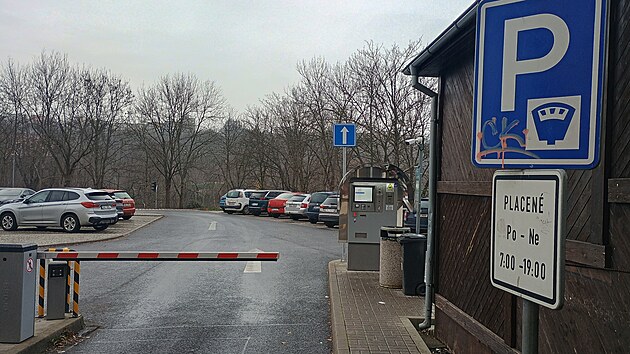 Parkoviště ve Varšavské ulici v Karlových Varech se v uplynulých letech dočkalo modernizace