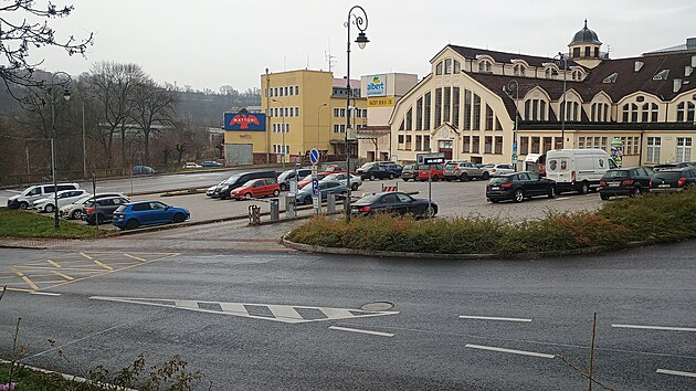 Parkoviště u karlovarské tržnice.