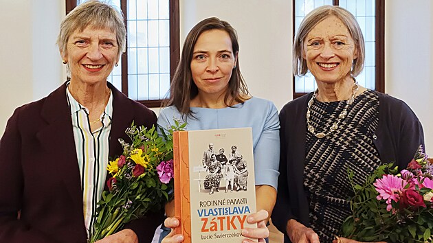 Knižní novinku Rodinné paměti Vlastislava Zátky představují jeho dvě vnučky, Ludmila Strickler (vlevo) a Helena Misev (vpravo). Mezi nimi je autorka a editorka knihy Lucie Swierczeková.
