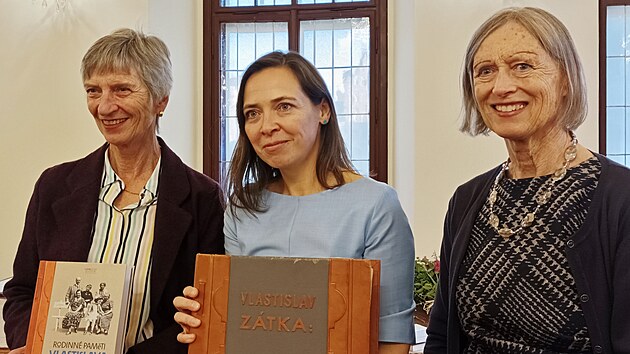 Autorka a editorka knihy Lucie Swierczeková v ruce drží originální Zátkovy paměti vázané v kožených deskách.