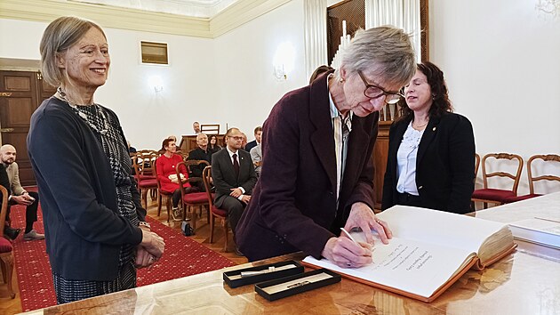 Vnučka Vlastislava Zátky Ludmila Strickler se podepisuje do pamětní knihy města.