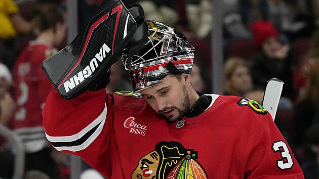 Brankář Petr Mrázek z Chicaga po prohraném zápase s Columbusem.