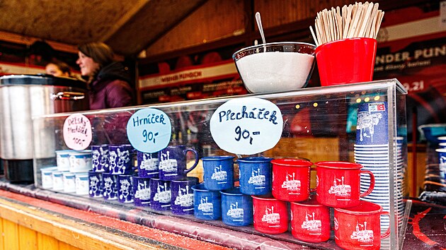 K hlavním tahákům olomouckých vánočních trhů opět patří punče.