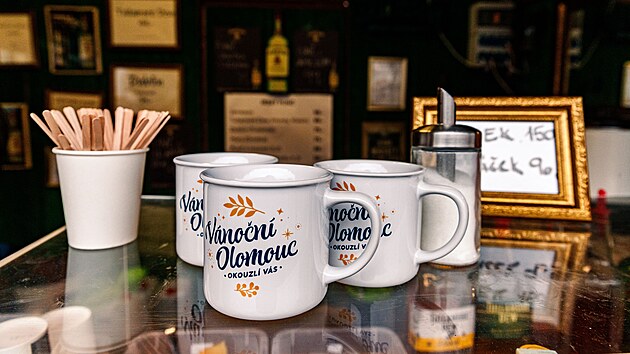 K hlavním tahákům olomouckých vánočních trhů opět patří punče.