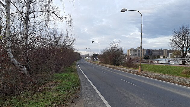 Pohled na místo, kde by se měla v olomoucké čtvrti Řepčín u železáren napojovat silnice vzniklá v druhé etapě výstavby nové propojky.