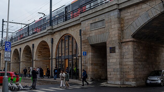 V pražském Karlíně začal fungovat kulturní a společenský prostor vytvořený zasklením jednoho z oblouků Negrelliho viaduktu. (3. prosince 2024)