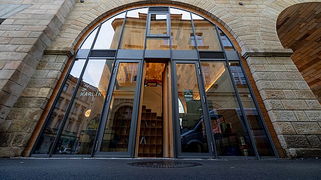 V pražském Karlíně začal fungovat kulturní a společenský prostor vytvořený zasklením jednoho z oblouků Negrelliho viaduktu. (3. prosince 2024)