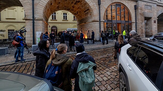 V pražském Karlíně začal fungovat kulturní a společenský prostor vytvořený zasklením jednoho z oblouků Negrelliho viaduktu. (3. prosince 2024)