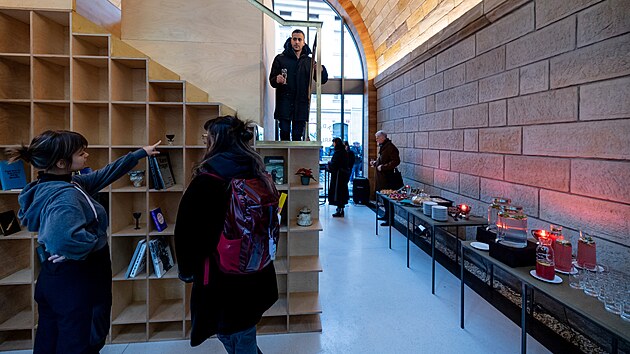 V pražském Karlíně začal fungovat kulturní a společenský prostor vytvořený zasklením jednoho z oblouků Negrelliho viaduktu. (3. prosince 2024)