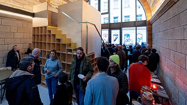 V pražském Karlíně začal fungovat kulturní a společenský prostor vytvořený zasklením jednoho z oblouků Negrelliho viaduktu. (3. prosince 2024)