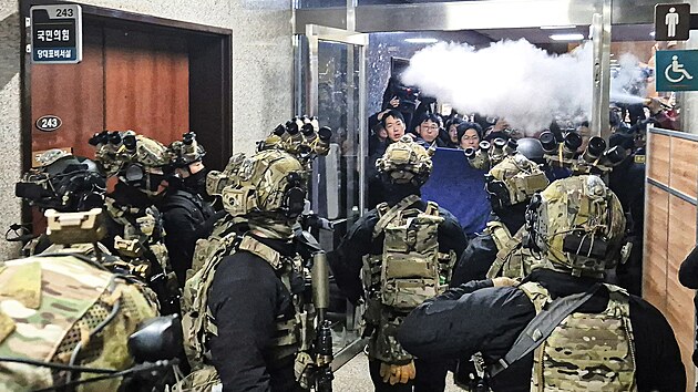 Jihokorejská vláda se na zasedání shodla na zrušení stanného práva, které vyhlásil prezident Jun Sok-jol. Do parlamentu předtím vstoupili vojáci. (3. prosince 2024)