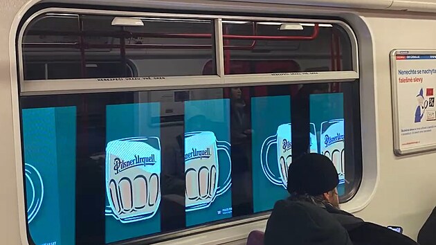 Nové reklamy mohou v metru sledovat cestující i mezi stanicemi Anděl a Karlovo náměstí
