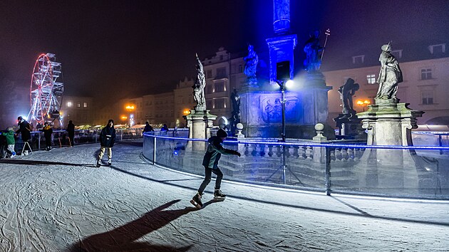 Kolem mariánského sloupu na Velkém náměstí se prohánějí bruslaři. (1. prosince 2024)