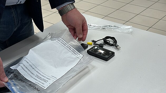 Elektronické zařízení, které cizinecká skupina zlodějů používala pro krádeže aut v Praze. S jeho pomocí dokázala kradená vozidla nastartovat. (2. prosince 2024)