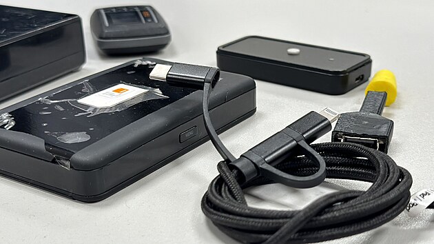 Elektronické zařízení, které cizinecká skupina zlodějů používala pro krádeže aut v Praze. S jeho pomocí dokázala kradená vozidla nastartovat. (2. prosince 2024)