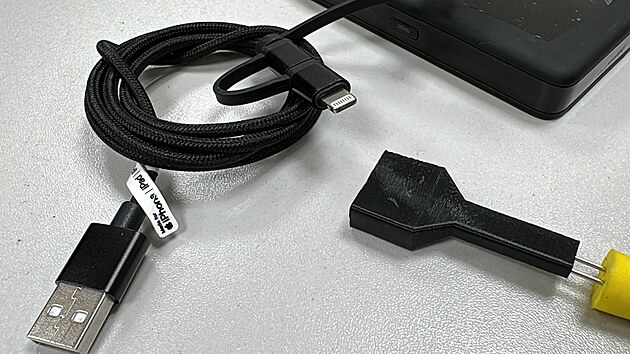 Elektronické zařízení, které cizinecká skupina zlodějů používala pro krádeže aut v Praze. S jeho pomocí dokázala kradená vozidla nastartovat. (2. prosince 2024)