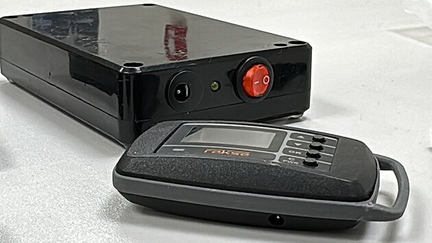 Elektronické zařízení, které cizinecká skupina zlodějů používala pro krádeže aut v Praze. S jeho pomocí dokázala kradená vozidla nastartovat. (2. prosince 2024)