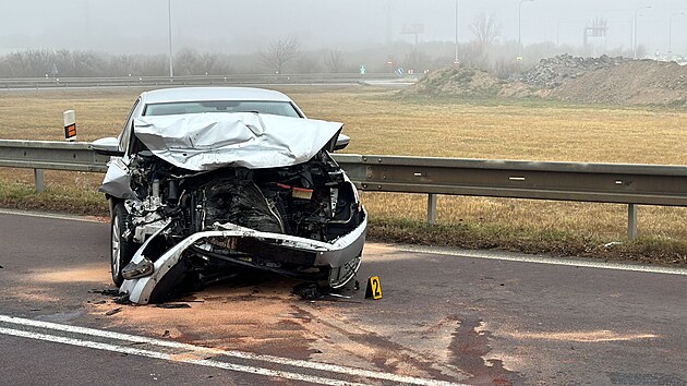 Řidič taxislužby čelně střetl jiné osobní vozidlo na Pražském okruhu. Jeho auto začalo hořet. (1. prosince 2024)