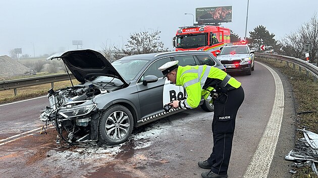 Řidič taxislužby čelně střetl jiné osobní vozidlo na Pražském okruhu. Jeho auto začalo hořet. (1. prosince 2024)