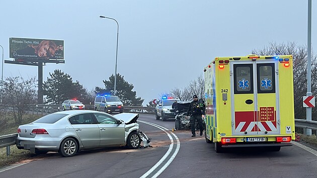 Řidič taxislužby čelně střetl jiné osobní vozidlo na Pražském okruhu. Jeho auto začalo hořet. (1. prosince 2024)