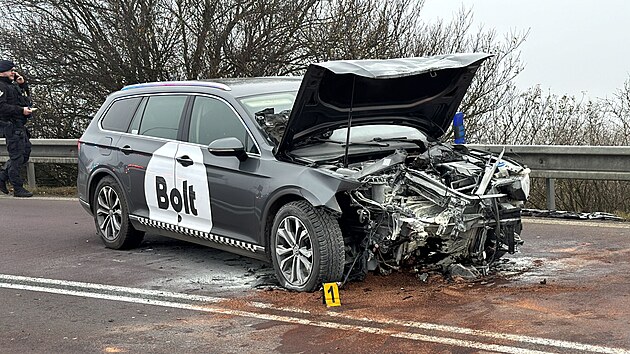 Řidič taxislužby čelně střetl jiné osobní vozidlo na Pražském okruhu. Jeho auto začalo hořet. (1. prosince 2024)