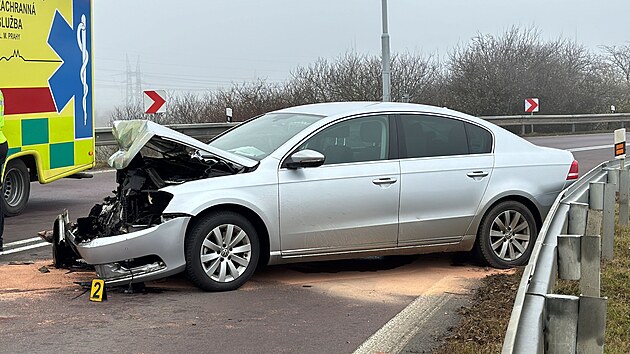 Řidič taxislužby čelně střetl jiné osobní vozidlo na Pražském okruhu. Jeho auto začalo hořet. (1. prosince 2024)