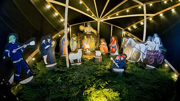 V Dolejším Těšově u Hartmanic mají originální betlém. Je příběhem tamního sboru dobrovolných hasičů. Až do Tří králů bude k vidění v areálu bývalého těšovského zámku. (4. prosince 2024)