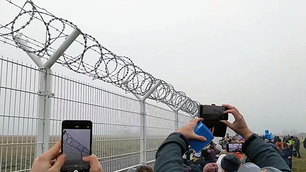 Stovky fanoušků se přišly podívat na přistání Airbusu A380 v Praze po čtyřleté pauze (1. 12. 2004)