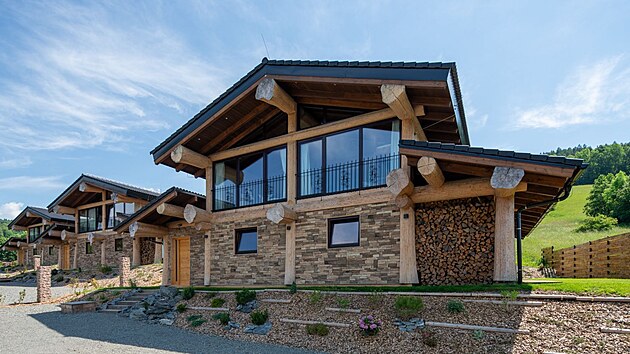 „Velkou výhodou je to, že můžete na každém místě maximálně využít výhod právě toho materiálu, který se tam nejlépe hodí,“ chválí zvolený typ staveb dodavatel.