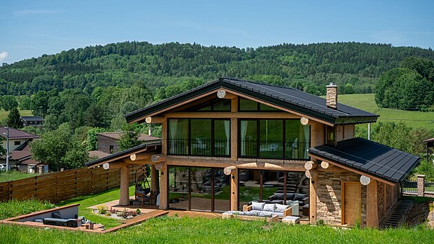 David už zkušenosti se stavbami má a nikde ještě nezažil takový zájem lidí, kteří při cestě okolo zastaví, zajímají se a fotí.