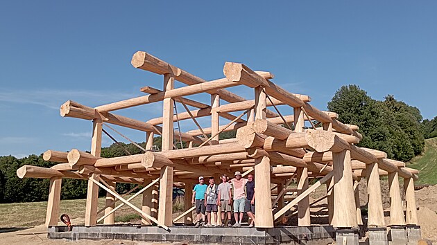 Montážní parta při výstavbě. Stavba trvala dva dny.