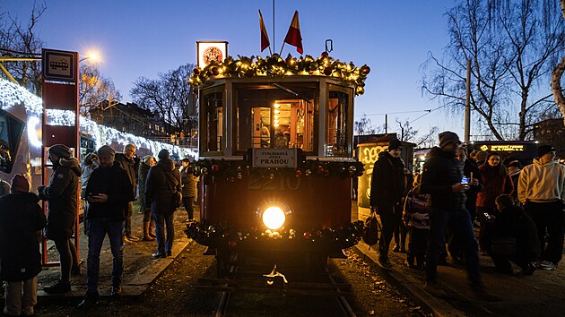 Do ulic vyrazily vánoční tramvaje a autobusy. (30. listopadu 2024)