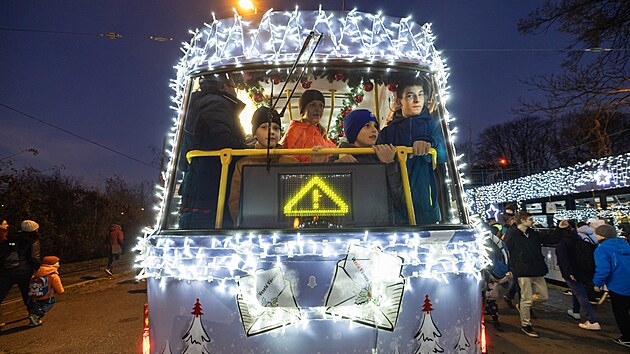 Do ulic vyrazily vánoční tramvaje a autobusy. (30. listopadu 2024)