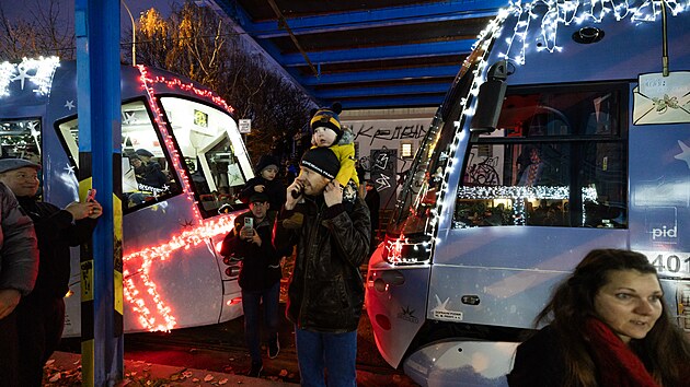 Do ulic vyrazily vánoční tramvaje a autobusy. (30. listopadu 2024)