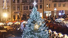 Na plzeňském náměstí Republiky opět září vánoční strom. (1. prosince 2024)
