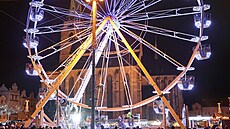 Na plzeňském náměstí Republiky opět září vánoční strom. (1. prosince 2024)