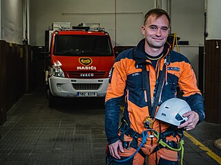 Brněnský hasič Josef Klučka u výjezdního vozu lezecké skupiny na stanici... Brněnský hasič Josef Klučka u výjezdního vozu lezecké skupiny na stanici...