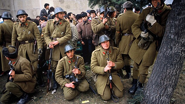 Pouliční boje v Bukurešti. Rumunská „vánoční revoluce“ v roce 1989 si vyžádala stovky mrtvých