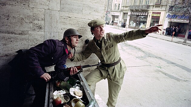 Pouliční boje v Bukurešti. Rumunská „vánoční revoluce“ v roce 1989 si vyžádala stovky mrtvých (25. prosince 1989)