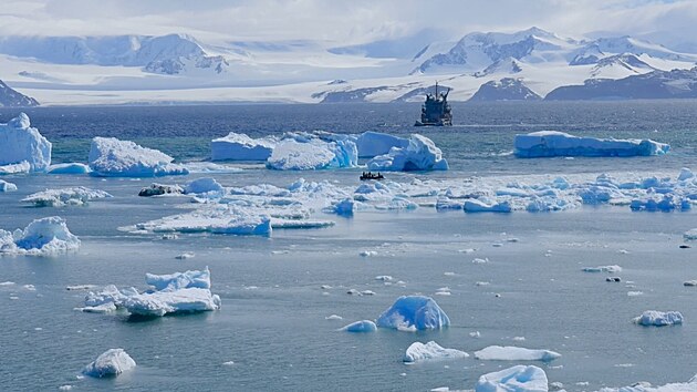 Jeden z výsadků k české stanici J.G. Mendela na ostrově Jamese Rosse. V pozadí loď chilského námořnictva. Gumový člun se musí proplést mezi krami k pobřeží.