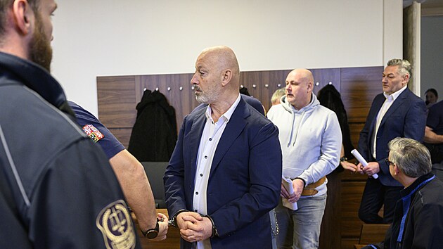 Trojice mužů, kteří podle policie zorganizovali dodávku několika stovek kilogramů kokainu v krabicích s banány, před začátkem hlavního líčení u Městského soudu v Praze. (16. prosince 2024)