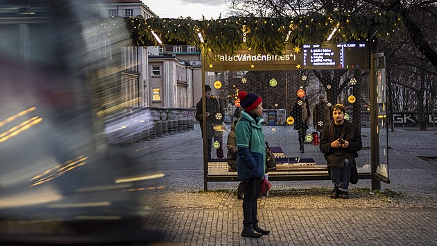 Zastávka Palackého náměstí ve směru na Karlovo náměstí se změnila na Vánoční. V nazdobeném přístřešku mohli zájemci napsat Ježíškovi, co by přáli sobě a městské hromadné dopravě v Praze. (18. prosince 2024)