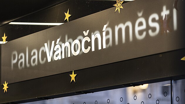 Zastávka Palackého náměstí ve směru na Karlovo náměstí se změnila na Vánoční. V nazdobeném přístřešku mohli zájemci napsat Ježíškovi, co by přáli sobě a městské hromadné dopravě v Praze. (18. prosince 2024)