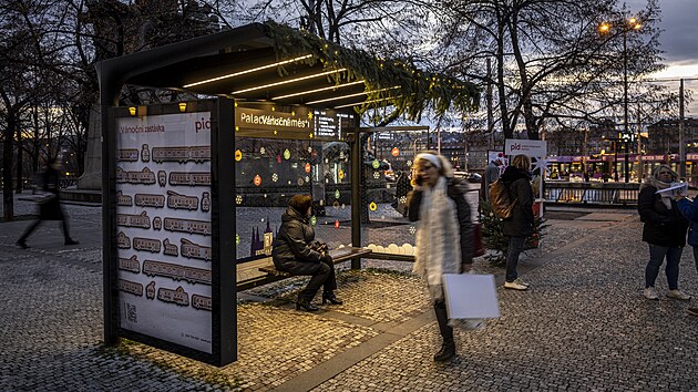 Zastávka Palackého náměstí ve směru na Karlovo náměstí se změnila na Vánoční. V nazdobeném přístřešku mohli zájemci napsat Ježíškovi, co by přáli sobě a městské hromadné dopravě v Praze. (18. prosince 2024)