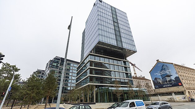 Nov&aacute; supermodern&iacute; kancel&aacute;řsk&aacute; budova s označen&iacute;m I v brněnsk&eacute;m are&aacute;lu Vlněna. Objekt za 700 milionů korun je vysok&yacute; 62 metrů, m&aacute; prosklenou pilovitou fas&aacute;du, &scaron;estn&aacute;ct nadzemn&iacute;ch podlaž&iacute; a na stře&scaron;e př&iacute;pravu na přist&aacute;vc&iacute; plochu pro dronovou po&scaron;tu. (18. 12. 2024)