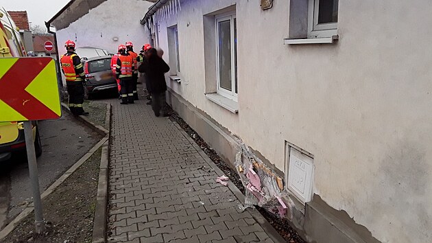 V Sokolnicích na Brněnsku naboural vůz do domu, jeden člověk se těžce zranil. (12. prosince 2024)